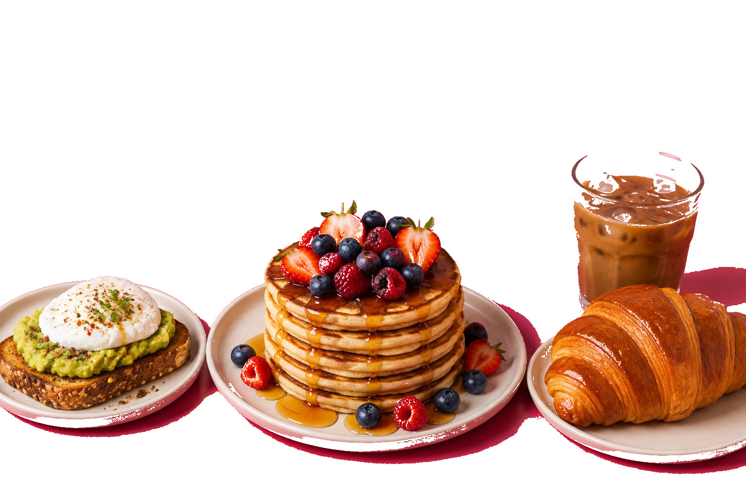 Pancakes généreux aux fruits rouges et sirop, tartine d’avocat avec œuf poché et croissant doré.